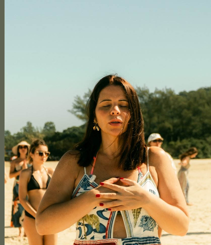 Cami Loureiro conduzindo uma vivência na praia
