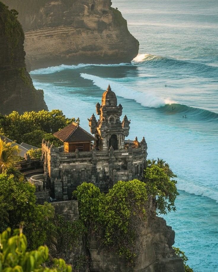 Templo de Uluwatu erguido sobre o penhasco, à beira do oceano