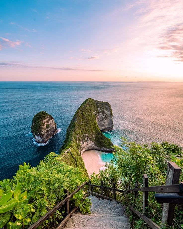 Kelingking Beach ao pôr do sol, vista do mirante com a escadaria de acesso