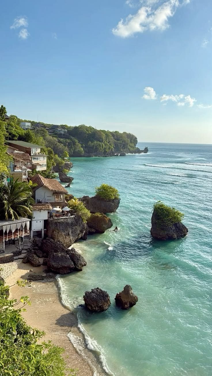 Baía de águas turquesa em Uluwatu, Bali