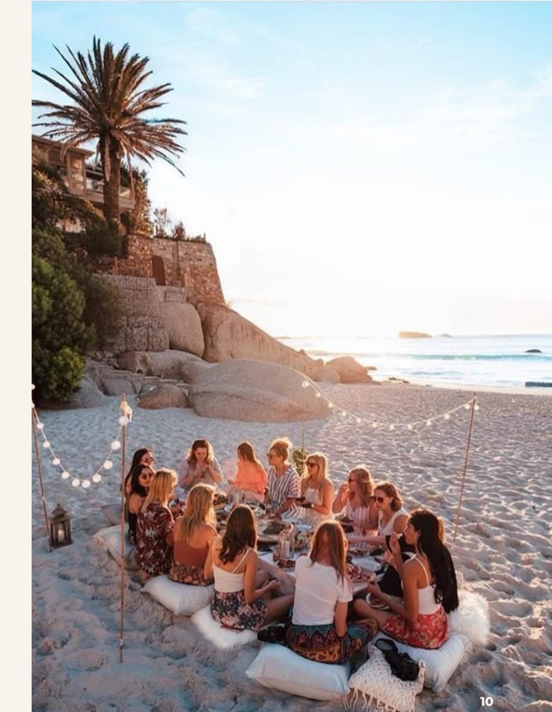 Roda de mulheres na praia ao entardecer
