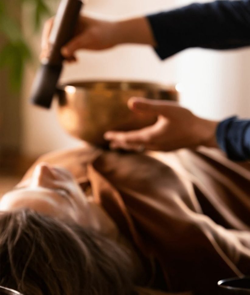 Sessão de sound healing com taça tibetana