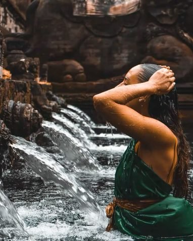 Mulher vivenciando o Ritual das Águas em Tirta Empul