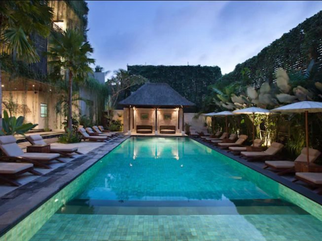 Piscina e pátio do Ubud Village Hotel, em Ubud